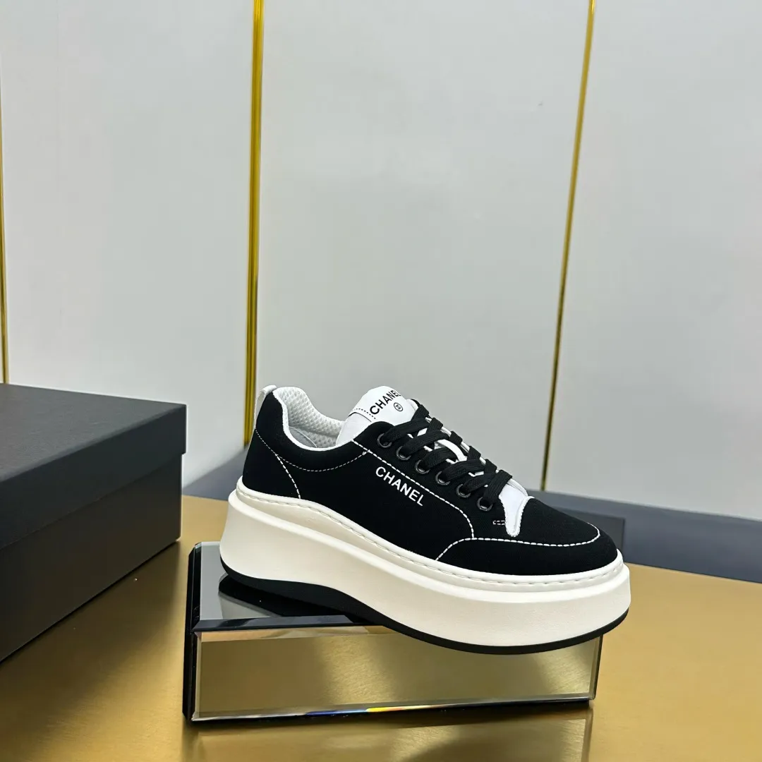 👟👟Ex-factory price 600👟👟 Upgraded version, upgraded version, upgraded version! No rebuttal accepted! ! ! ! Chanel Chanel panda shoes! 2025 counter's top casual sports shoes. This classic design; the upper is electro-embroidered with a variety of techniques; the outsole is fashionable and sporty; the unusual inclusion of a variety of color matching elements... The diversified mix and match is very good-looking and versatile, and can be used for leisure, fashion, sports, and outdoor... ꫛꫀꪝ Go➫ Materials: ❶Upper made of: original imported first-layer silk cowhide + original waterproof cloth + original first-layer cowhide ❷Inner lining: Original Yangli+Net ❸Outsole based on: Original TPU combination outsole Counter boutique packaging complete set for women 35–41 👉 👉